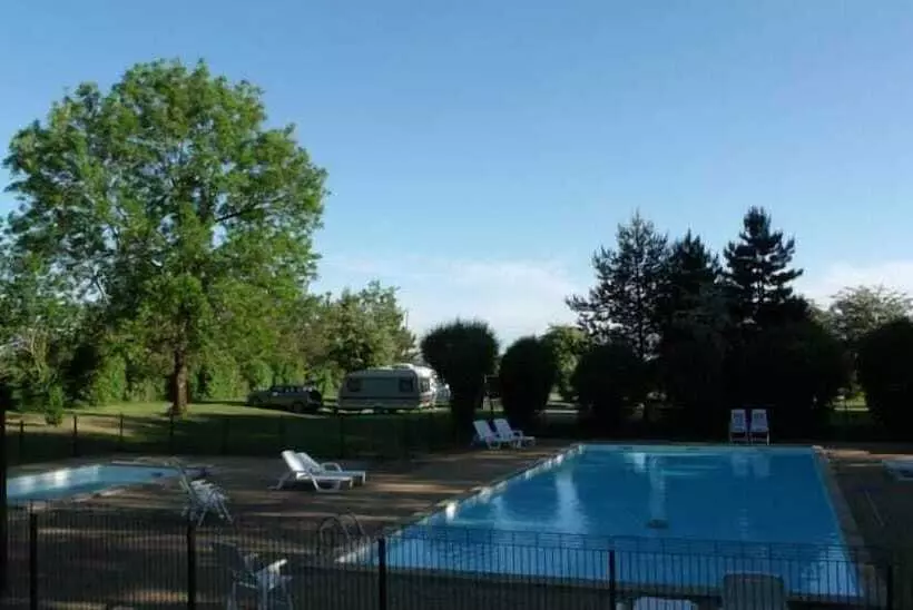 ホテル Camping De La Croix D'arles