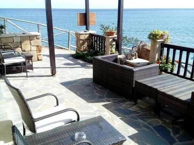 פנסיון Coral Rooms