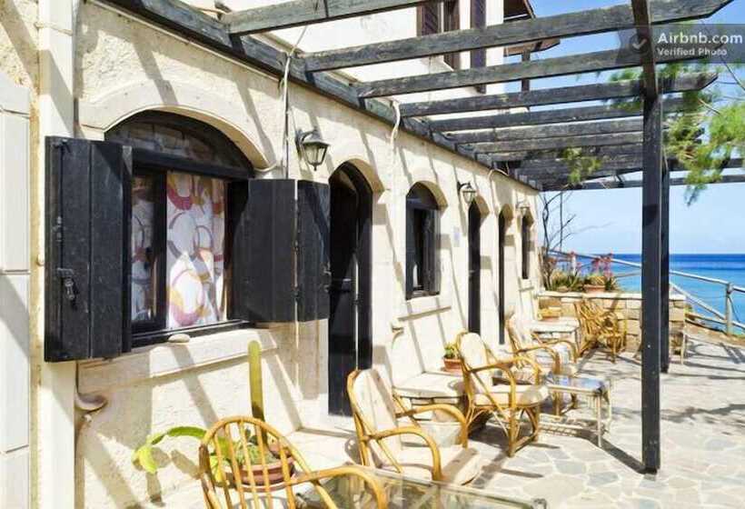 פנסיון Coral Rooms