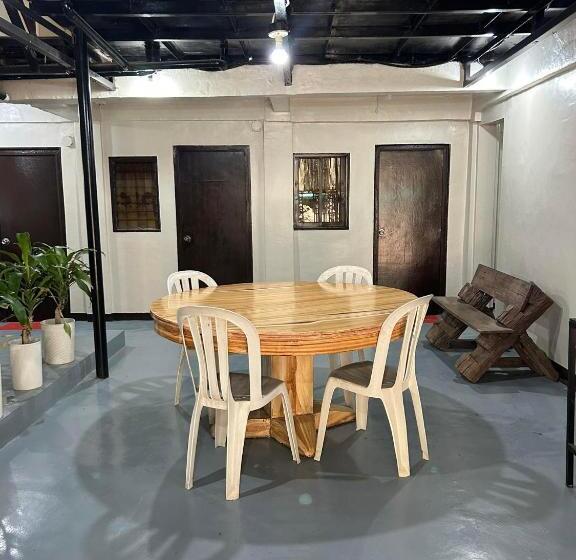 هاستل Little John S Town Inn