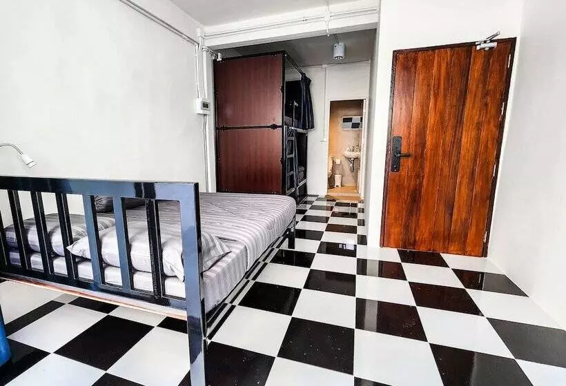 Noir Cafe And Hostel Chinatown Bangkok