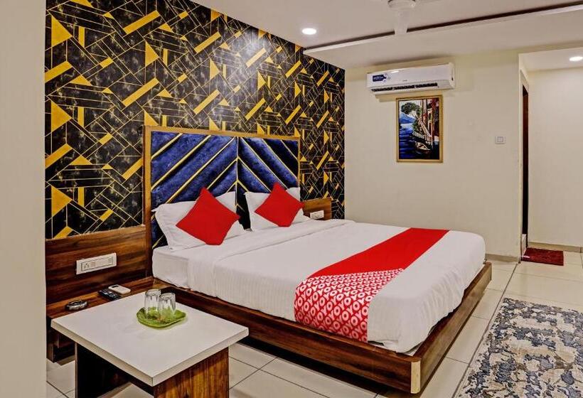 Oyo Flagship 81482 Hotel Rr