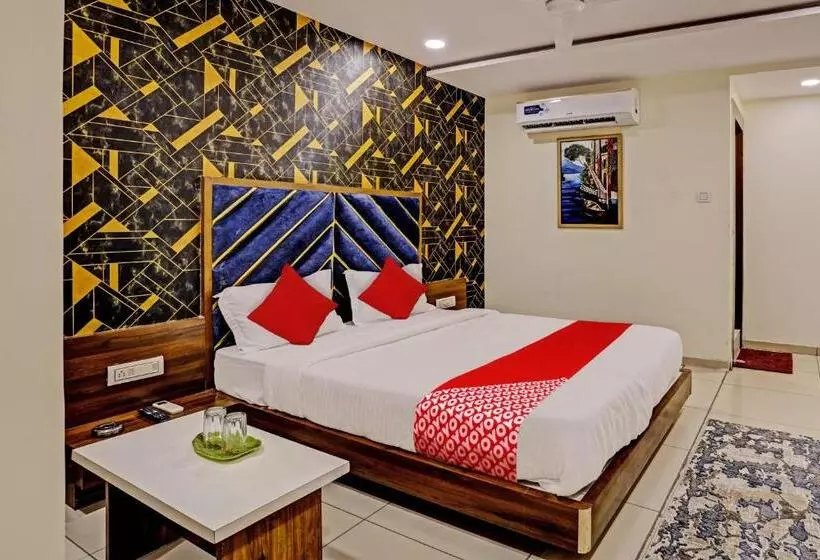 Oyo Flagship 81482 Hotel Rr