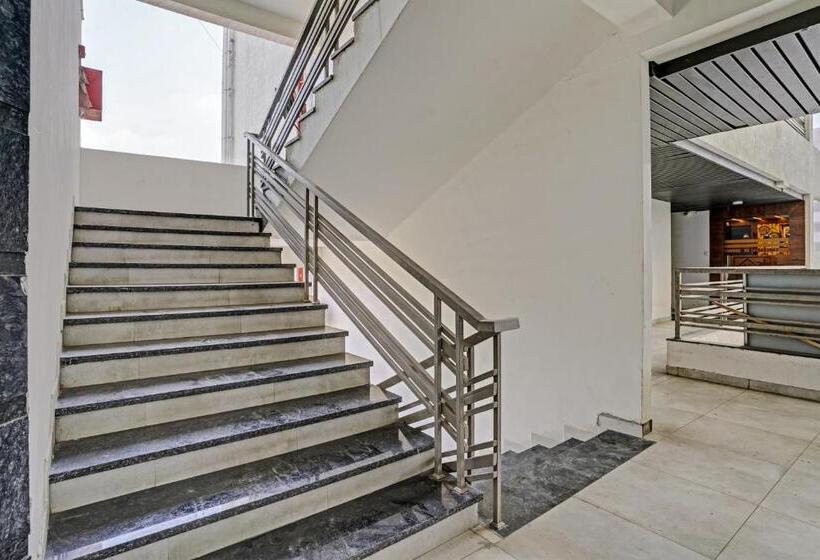 Oyo Flagship 81482 Hotel Rr