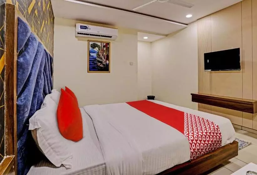 Oyo Flagship 81482 Hotel Rr