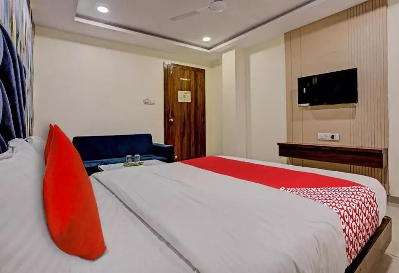 Oyo Flagship 81482 Hotel Rr