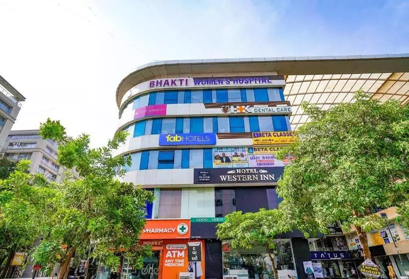 ホテル Super Collection O Adajan Near Western Business Hub