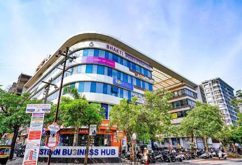 ホテル Super Collection O Adajan Near Western Business Hub