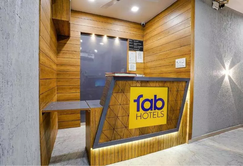 ホテル Super Collection O Adajan Near Western Business Hub