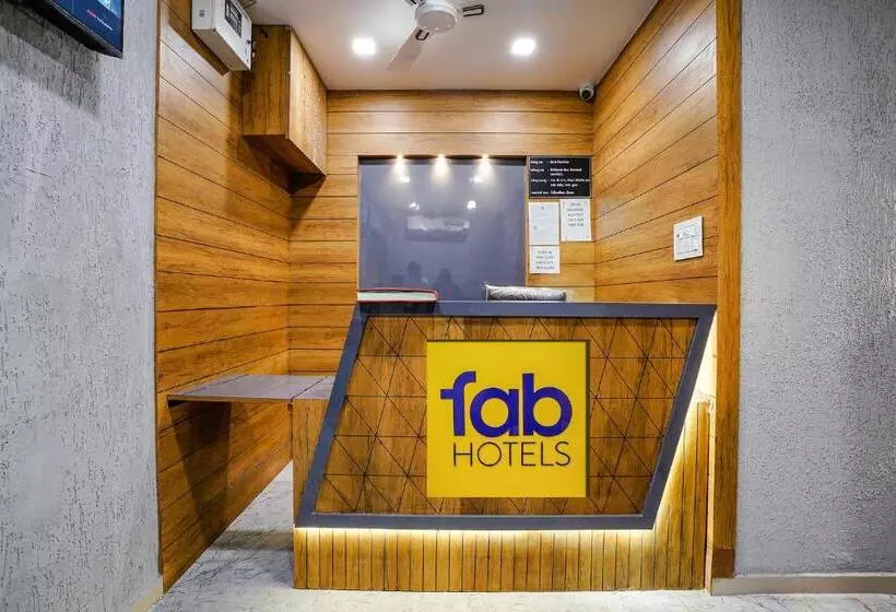 ホテル Super Collection O Adajan Near Western Business Hub