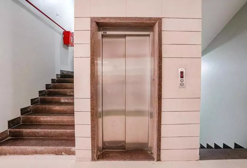 ホテル Super Collection O Adajan Near Western Business Hub