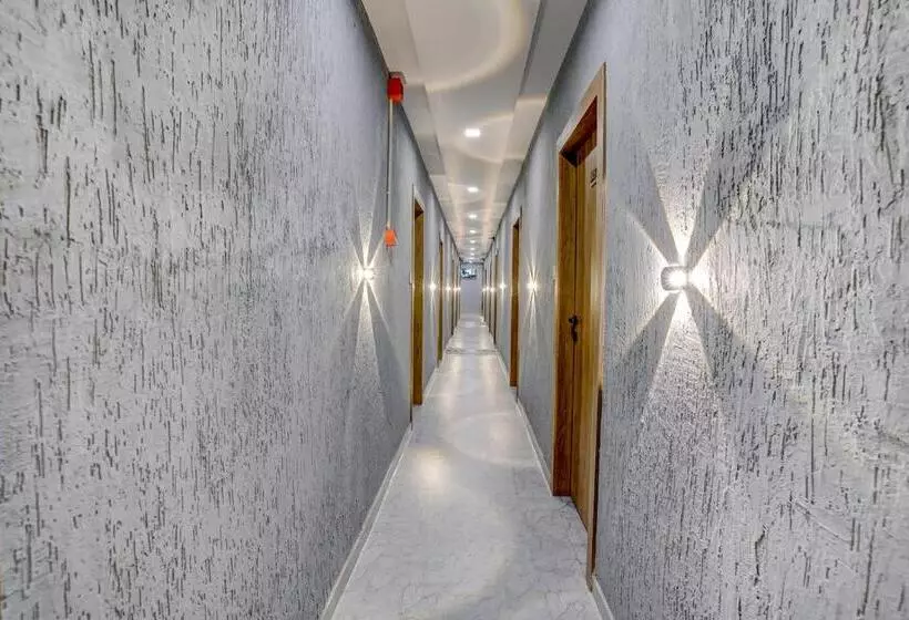 ホテル Super Collection O Adajan Near Western Business Hub