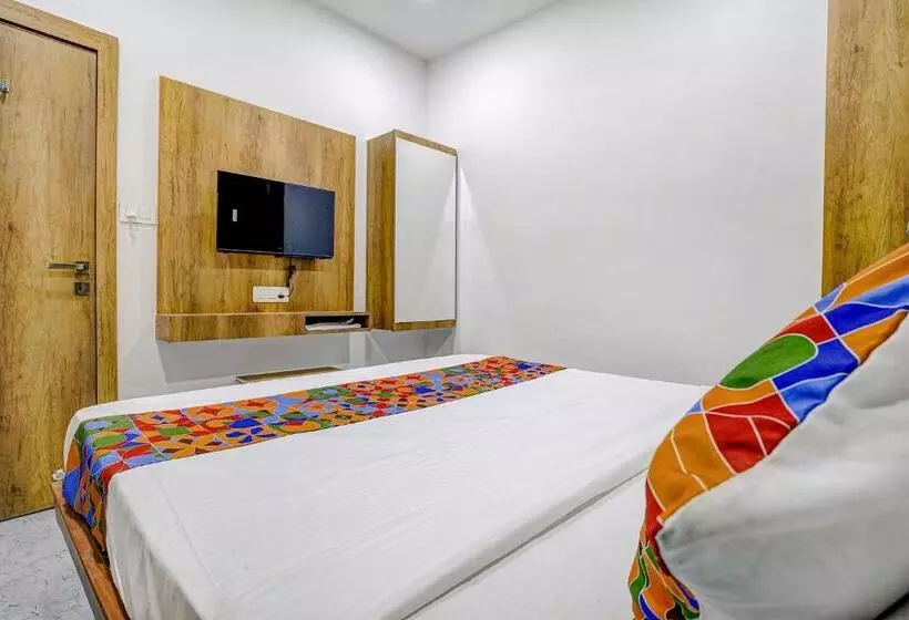 ホテル Super Collection O Adajan Near Western Business Hub