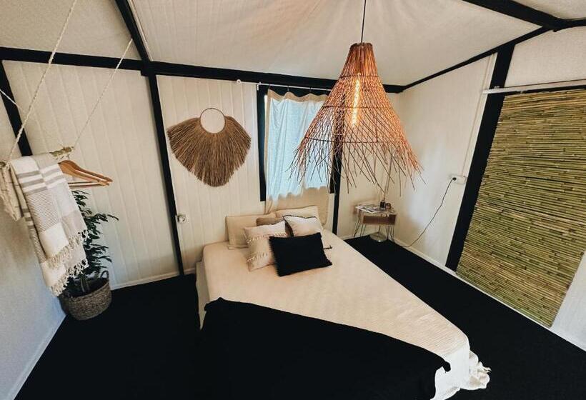 تختخواب و صبحانه Alpinia Houses&garden