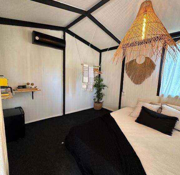 تختخواب و صبحانه Alpinia Houses&garden