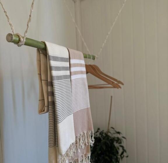 تختخواب و صبحانه Alpinia Houses&garden