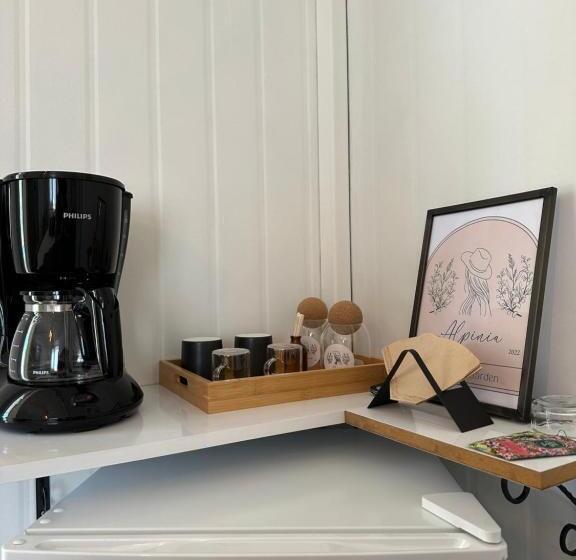 تختخواب و صبحانه Alpinia Houses&garden