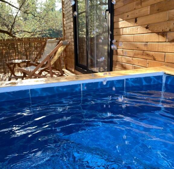 تختخواب و صبحانه Alpinia Houses&garden