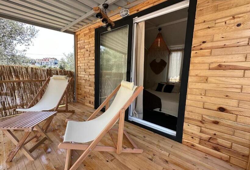 تختخواب و صبحانه Alpinia Houses&garden