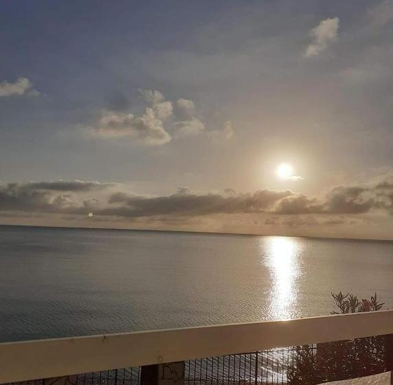 Bed and Breakfast Blue Life, Sea Luxury Rooms On The Beach Between Palermo And Cefalu