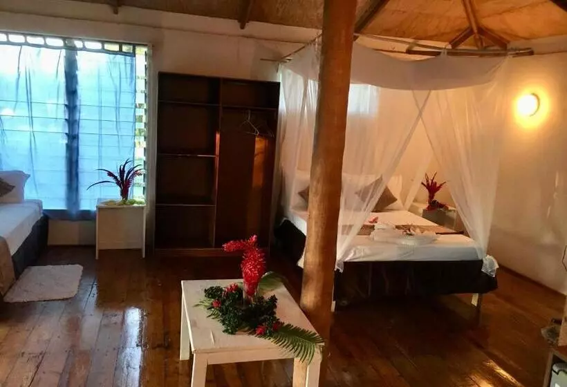 هتل The Harbourview   Vava U