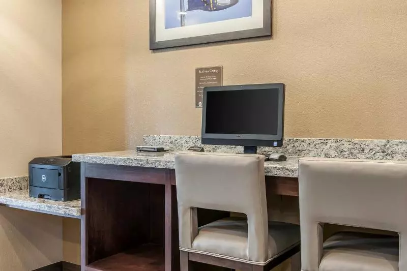 ホテル Comfort Suites Rensselaer Near Fair Oaks