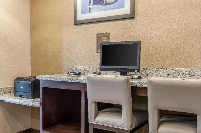ホテル Comfort Suites Rensselaer Near Fair Oaks