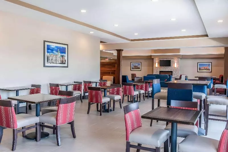 ホテル Comfort Suites Rensselaer Near Fair Oaks