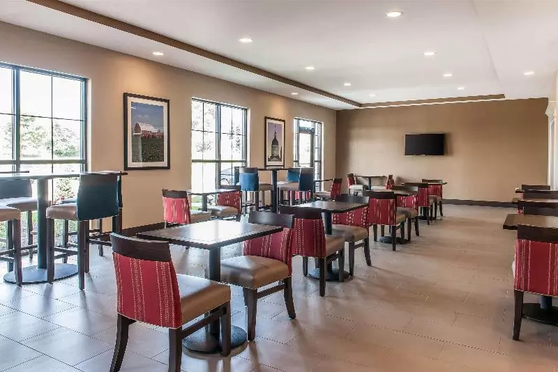 ホテル Comfort Suites Rensselaer Near Fair Oaks