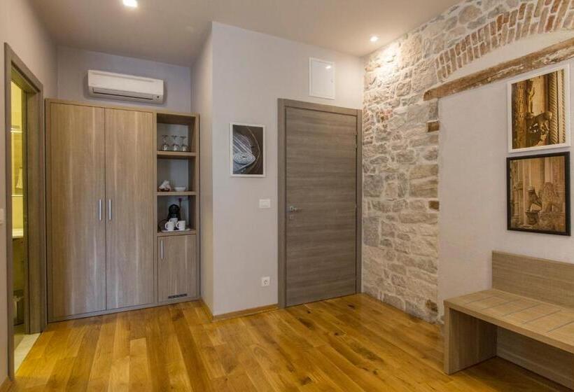 Tifani Luxury Rooms 2