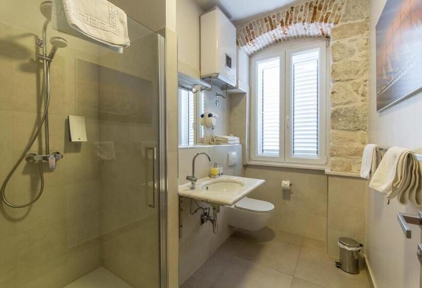 Tifani Luxury Rooms 2