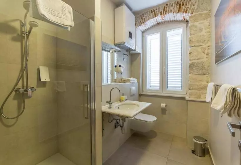 Tifani Luxury Rooms 2