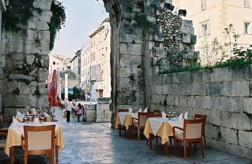 Tifani Luxury Rooms 2