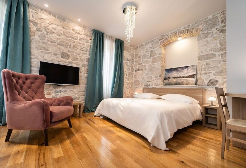 Tifani Luxury Rooms 2