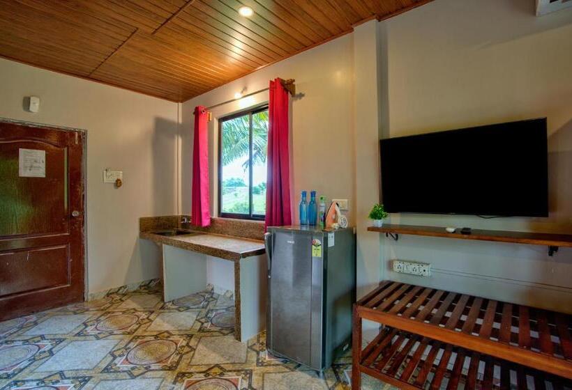 Отель La Station Resort Vagator