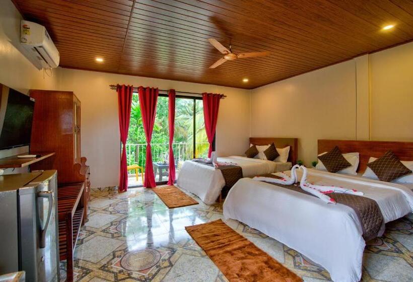 Отель La Station Resort Vagator