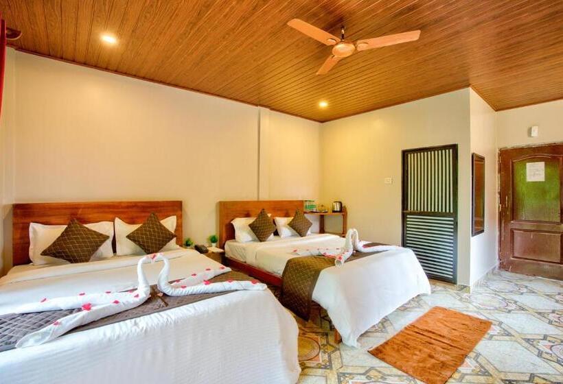 Отель La Station Resort Vagator