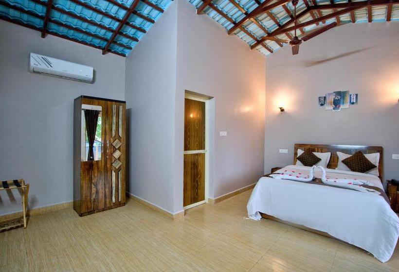 Отель La Station Resort Vagator