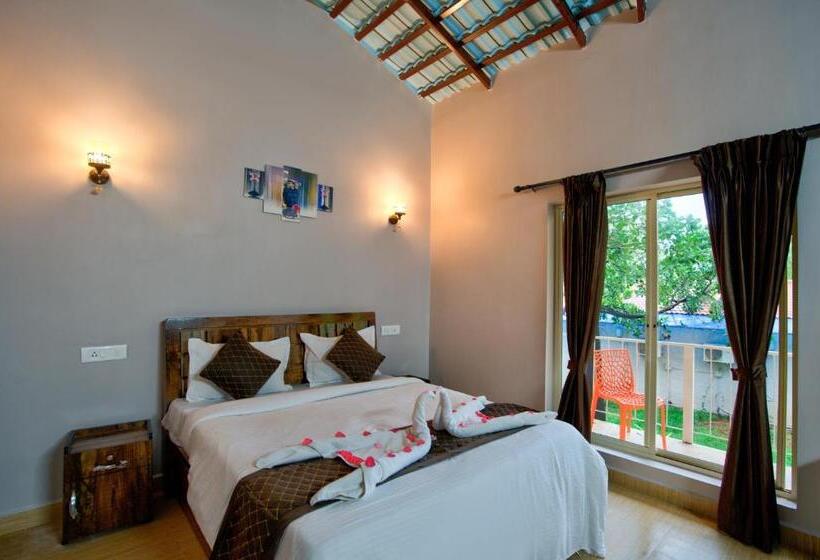 Отель La Station Resort Vagator