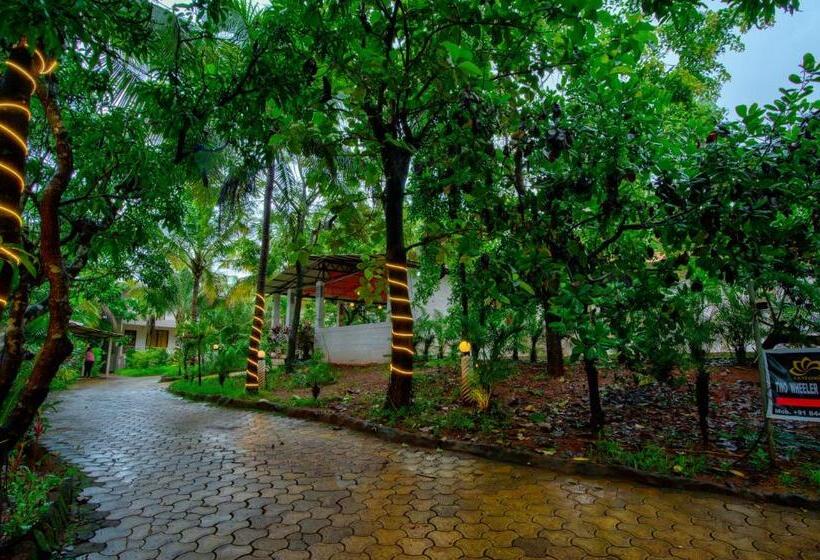 Отель La Station Resort Vagator