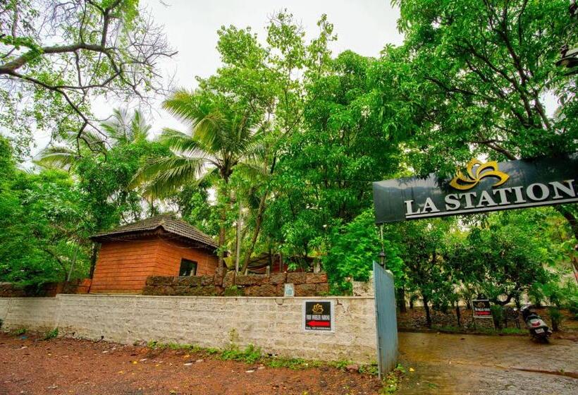 Отель La Station Resort Vagator