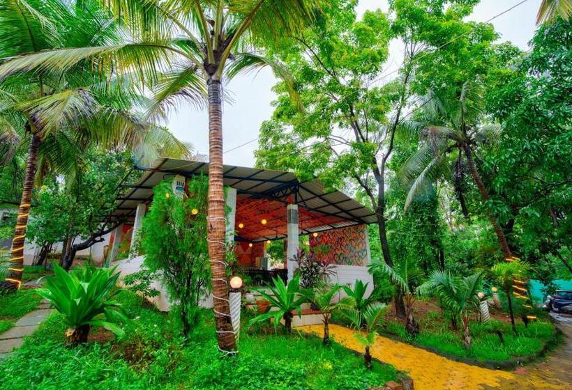 Отель La Station Resort Vagator