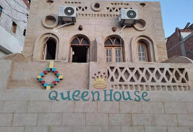پانسیون Queen House