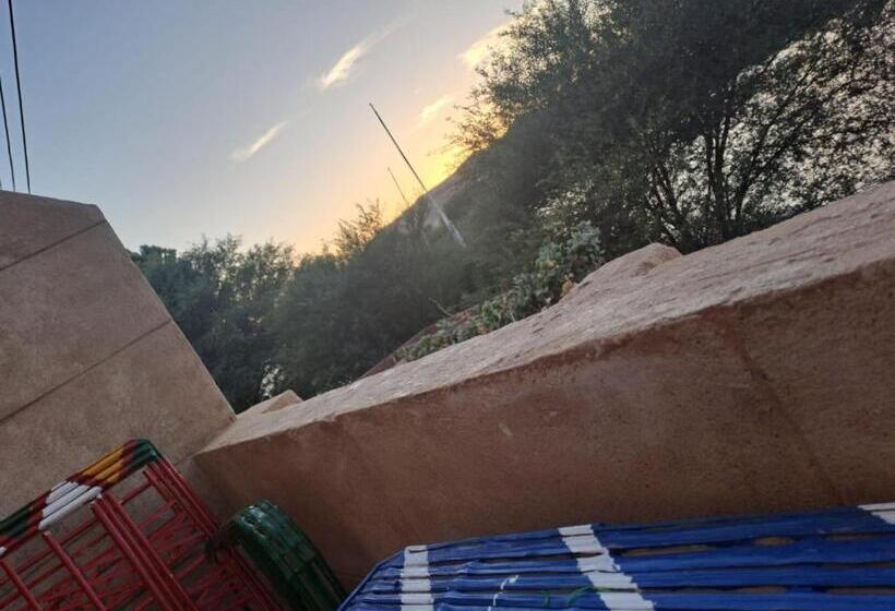 پانسیون Queen House