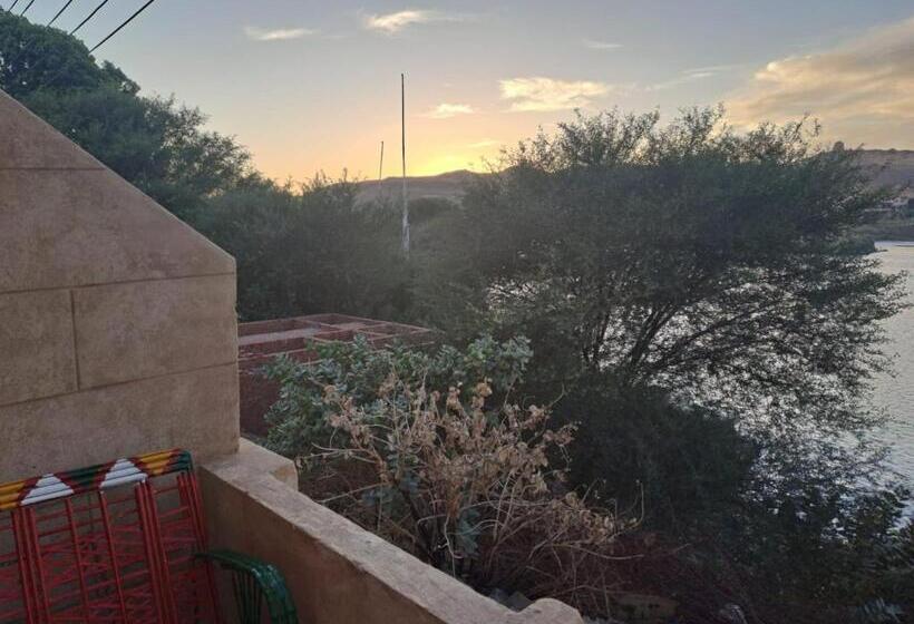 پانسیون Queen House