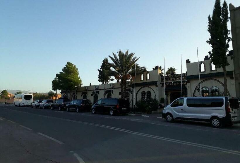 Отель Hôtel La Vallée Des Oiseaux