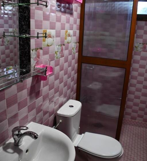 Отель Hôtel La Vallée Des Oiseaux