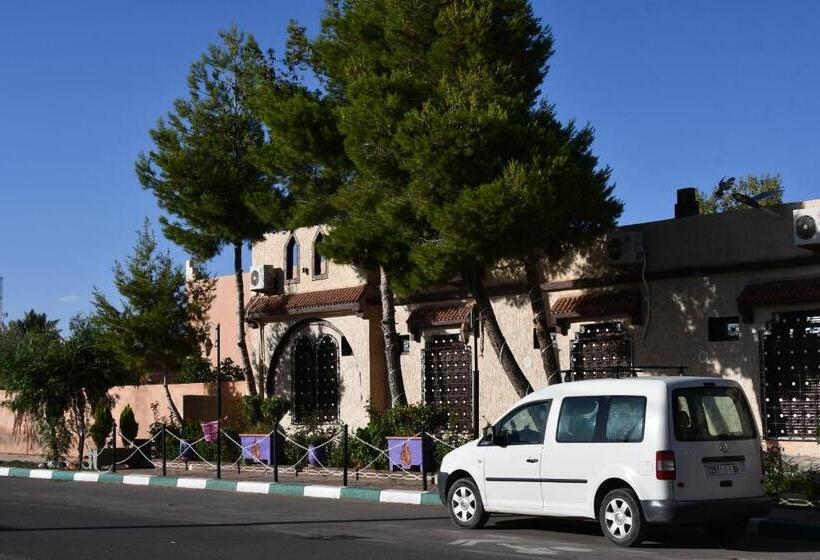 Отель Hôtel La Vallée Des Oiseaux