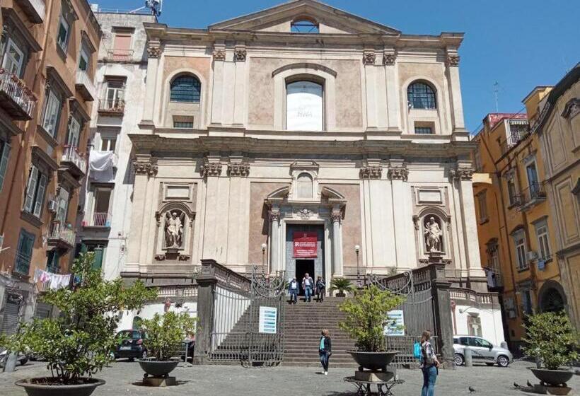 تختخواب و صبحانه The Queen