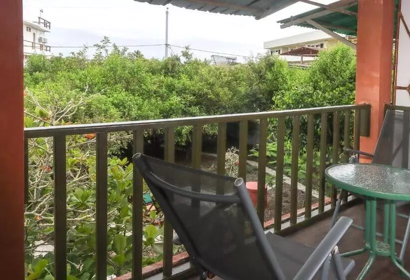 تختخواب و صبحانه Galapagos Chalet